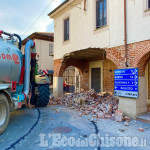 Cardè, trattore contro il portico