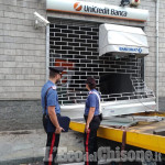 Piscina: tentano di sradicare il bancomat con il carroattrezzi, poi scappano nei campi