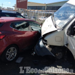 Luserna: furgone fuori strada, abbatte la recinzione e danneggia tre auto