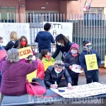 Pinerolo, manifestazione di genitori e bambini per la riapertura della scuola