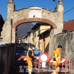 Frossasco: lavori all'ingresso del paese per riparare Porta Pinerolo