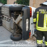 Incidente a Pinerolo: auto ribaltata su una fiancata dopo un sorpasso