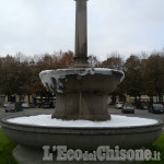 La fontana di piazza Vittorio Veneto a Pinerolo ricoperta di schiuma