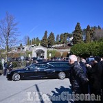 Funerali di Marella Agnelli: la figlia Margherita in chiesa tra i primi, i nipoti John e Lapo al seguito del feretro