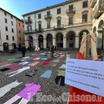 Pinerolo: 112 vestiti in piazza per ricordare le vittime di violenza di genere