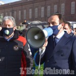 I maestri di sci manifestano in piazza Castello, Cirio promette un bonus di 2000 euro a testa