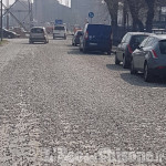 Beinasco: camion perde ghiaia, traffico in tilt in via Risorgimento