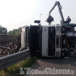 Osasco: camion si ribalta nei pressi della rotonda