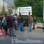 Al Carrefour di Pinerolo decine di dipendenti in sciopero contro i trasferimenti