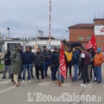 Lavoratori protestano davanti alla Raspini: «Chiediamo salari più adeguati»
