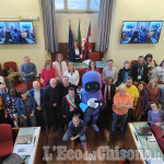 Pinerolo: mascotte e torcia in Consiglio per presentare le Universiadi Torino 2025