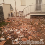 Crolla il cornicione di una palazzina, sei famiglie evacuate a Borgaretto