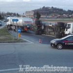 Autocisterna carica di gasolio si ribalta a Roletto