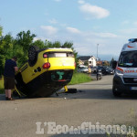 Orbassano: incidente alla rotonda, auto cappotta sulla Circonvallazione