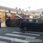 Pinerolo: incidente all&#039;incrocio, auto cappotta in corso Torino