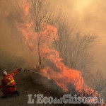 Incendio a Roure: sotto controllo il versante di Bourcet, ma il fuoco scollina verso Villaretto