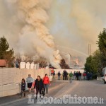 Incendio ex Annovati di Frossasco: «Per spegnerlo ci vorranno molti giorni ma la situazione è sotto controllo costante»