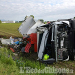 Barge: camion di raccolta rifiuti si ribalta sulla Provinciale in frazione Crocera