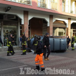 Giaveno: auto si ribalta in centro città, un ferito