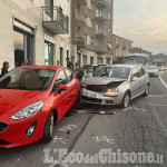 Pinerolo: auto sbanda in via Martiri, coinvolte altre macchine parcheggiate 