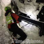 Tre volontari del Soccorso Alpino Val Susa e Val Sangone stanno scavando all&#039;Hotel Rigopiano per estrarre i superstiti