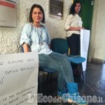 Nichelino: incatenata in Comune per protestare contro lo sfratto