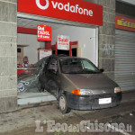 Orbassano: spaccata al negozio Vodafone, rubati smartphone e tablet