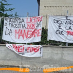 Osasco, manifesti-lenzuolo con scritte volgari: ora dai ragazzi arriva una lettera di scuse