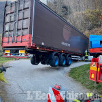 Perrero: l'autista di un tir sbaglia strada e finisce incastrato in un tornante