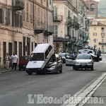 Pinerolo: un&#039;auto sopra l&#039;altra in via Saluzzo