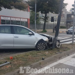 Beinasco: finisce contro un palo davanti a &quot;Le Fornaci&quot;, ferito automobilista