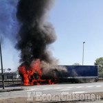Nichelino: camion prende fuoco in viale Torino a Stupinigi