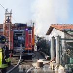 Incendio di sterpaglie in via Asiago a Pinerolo: Vigili del Fuoco all&#039;opera per lo spegnimento