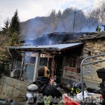 Incendio ad Oncino: le fiamme divorano il tetto di un&#039;abitazione