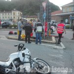 Revello: scontro tra auto e moto alla rotonda, biker in ospedale