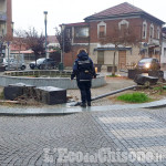 Borgaretto: al volante di un tir danneggia la rotonda di piazza Vittorio Veneto, poi si allontana