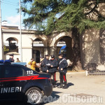 Pinerolo: si sdraia sull'auto di pattuglia, poi aggredisce una carabiniera, denunciato 27enne