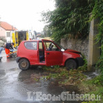 Strada allagata a Pinerolo, automobile sbanda e finisce contro un muro