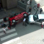 Incidente stradale a Piscina: auto si ribalta in pieno centro