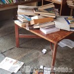 Prali: vandalismo al punto di Book Crossing, copertine divelte e libri calpestati