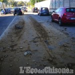 Nichelino: autocarro perde il carico in strada, nessun ferito