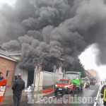 Incendio a Luserna S.G.: abitazioni evacuate e Provinciale chiusa