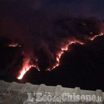 Incendio sempre più vicino a Bourcet, strada chiusa, domani due canadair