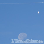 La foto vincitrice della settimana: scie bianche nel cielo blu