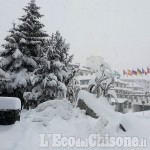 Sestriere sotto una fitta nevicata. Da oggi scatta l'obbligo di pneumatici da neve o catene