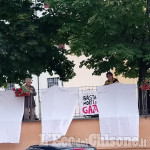Lenzuola contro la strage di innocenti a Gaza