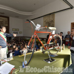 Torre Pellice, i bimbi donano al sindaco una bici riciclata