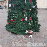 Orbassano: danneggiato dai vandali il grande albero di Natale in piazza Umberto I