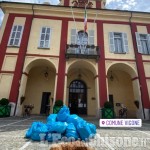 Vigone: pulisce la spiaggia del Pellice e porta i rifiuti davanti al Municipio