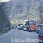 Code in Val Chisone alla rotatoria sulla Sr 23 tra Villar Perosa e San Germano Chisone